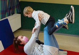 Mutter und Kind beim Spiel in der Turnhalle